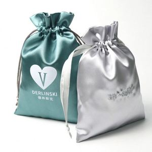 Sacs en satin pour perruques en gros avec logo personnalisé, sacs de luxe en soie noirs à cordon pour mèches de cheveux pour femmes - Product Image 1