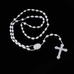 Bijoux religieux chrétiens en gros, pendentif croix en plastique qui brille dans le noir, chapelet, collier - Product Image 6