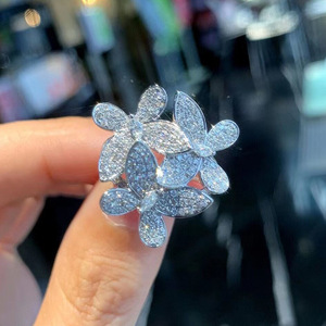 Anello Floreale Chiuso per Donne, Elegante Gioiello con Farfalla e Fiore Scintillante, Accessorio di Moda per Ufficio e Uso Quotidiano - Product Image 1