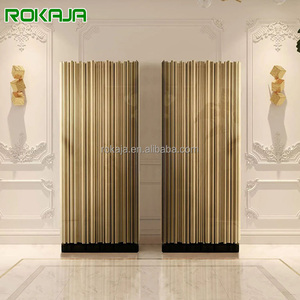 Meuble à vin de luxe moderne avec cadre en acier inoxydable doré, pieds en verre noir, buffet de salon, présentoir de bar, rangement Rkj-rx23139 - Product Image 1