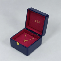 Boîte à bijoux en bois bleu foncé brillant avec fermoir en métal doré, doublure en velours bordeaux, logo personnalisé pour bague, pendentif, emballage cadeau de luxe