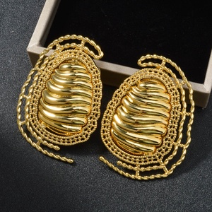 Pendientes Colgantes de Latón Personalizados con Baño de Oro de 18K, Diseño Geométrico Hueco, Grandes y Vistosos, Estilo Hiphop, Diseño Único, Certificado GDTC - Product Image 1