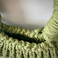 Sac à bandoulière tendance fait main en fil épais de type T-shirt, avec pompon, crochet et détail chaîne, écologique, capacité 2-2,9 L, fermeture à rabat