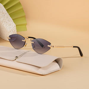 Gafas de sol personalizadas con montura de ojo de gato para mujer, con patillas metálicas, protección UV400, estilo Instagram, clase 2 - Product Image 2