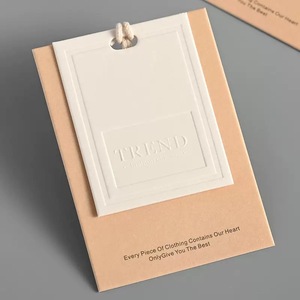 Étiquettes de balançoire de vêtements de luxe avec logo personnalisé papier d'étiquette suspendue pour sacs et chaussures propre logo sur les vêtements - Product Image 6