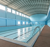 Piscine intérieure à faible entretien avec structure en acier galvanisé et construction étanche