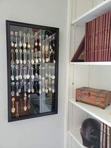 Étagère murale de collection pour 60 cuillères à thé souvenir en bois de pin massif personnalisé 2026, cadre de présentation en bois massif, vente en gros - Product Image 6