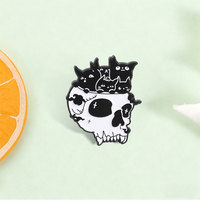 Épinglette en émail personnalisée Crâne et chats noirs, Badge métallique Gothique, Épinglette fantaisie chaton effrayant, Bijou créatif pour Halloween, Cadeau