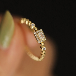 Anello geometrico quadrato impilabile per donna, delicato gioiello da dito alla moda per tutti i giorni - Product Image 3
