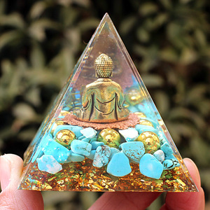 Pyramide Bouddha en résine époxy cristalline avec pierres turquoise – Décoration Feng Shui pour salon et bureau - Product Image 3