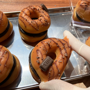 Jouet anti-stress en forme de bagel au chocolat, pain de simulation souple à pincer, jouet sensoriel à presser en forme de beignet - Product Image 2