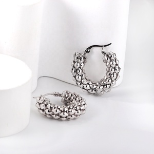 <span class=keywords><strong>Pendientes</strong></span> de aro de cadena de maíz personalizados al por mayor de fábrica, joyería ahuecada, cadena de malla, <span class=keywords><strong>pendientes</strong></span> de aro de acero inoxidable antialérgicos - Product Image 2