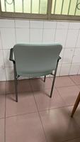 Chaise empilable à accoudoirs en plastique PP pour salle à manger, hôtel, réunion