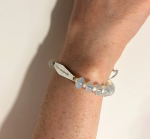 Pulsera de cuerda con cuentas de ópalo natural y barra grabada de acero inoxidable chapado en oro de 18 quilates Jietao, cita de afirmación, joyería espiritual para mujer - Product Image 4
