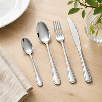 Ensemble de couverts modernes en acier inoxydable, cuillère, fourchette, couteau, passe au lave-vaisselle, passe au micro-ondes, aspect sophistiqué pour usage en restaurant