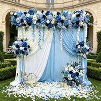 Décoration de mariage de luxe, arrangement de fleurs artificielles en rangée, fond bleu réaliste en hortensias avec glycines suspendues