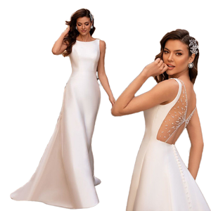 13495 #   Robe de mariée moderne pour mère de la mariée, sans manches, col dégagé, dos illusion, longueur ras du sol, style plage, traîne balayante, en satin ornée de perles - Product Image 1