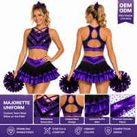 Ensemble d'uniforme de cheerleading personnalisé violet et noir avec strass métalliques, haut court à manches longues en maille à col montant et découpe en goutte d'eau, et jupe à volants étagés