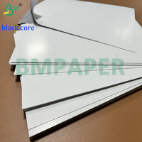 310gsm 320gsm Papier à noyau noir enduit brillant pour cartes de jeu 71x62cm