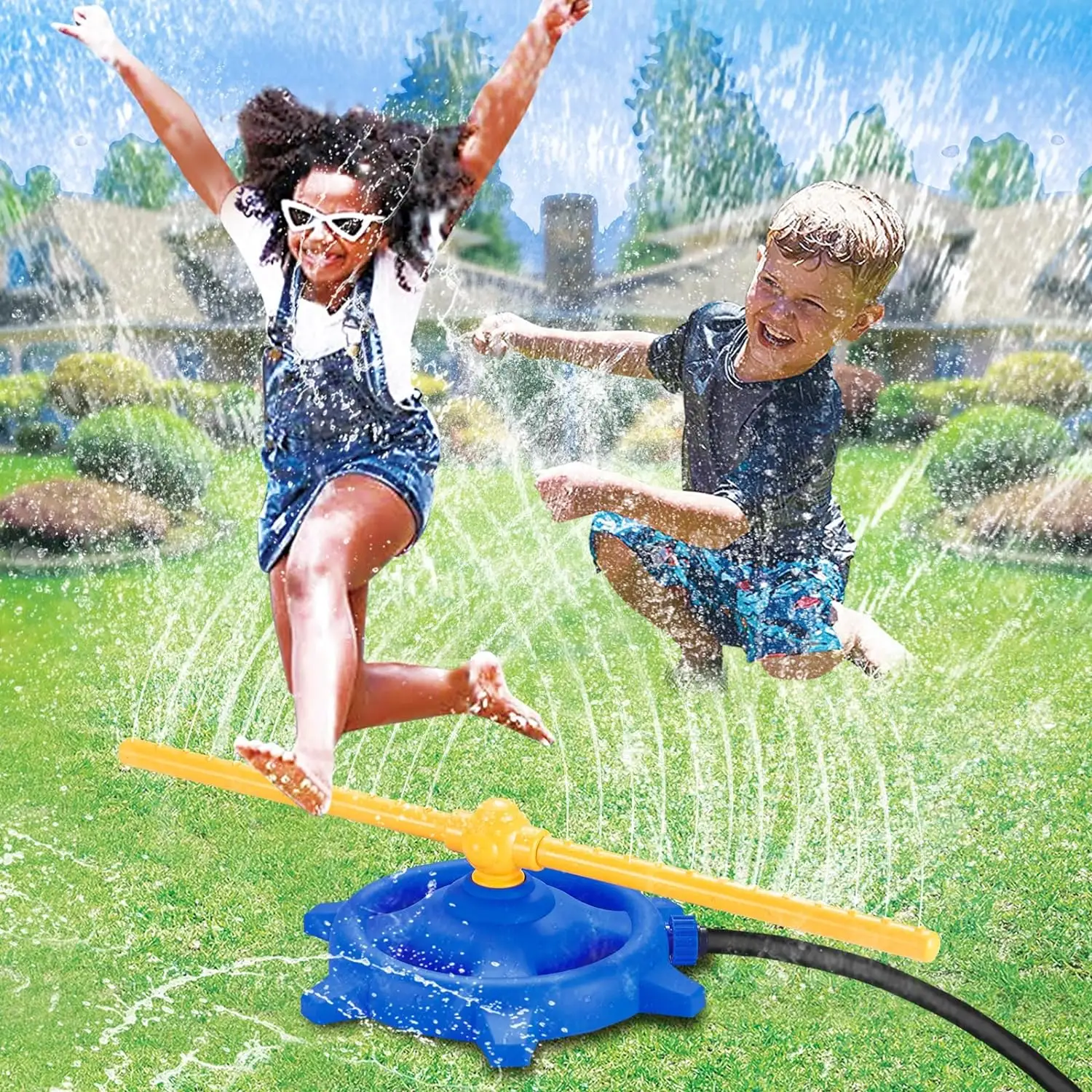 Sprinkler air untuk anak-anak dengan nozel semprot putar dipasangkan ke selang taman mainan luar musim panas yang menyenangkan