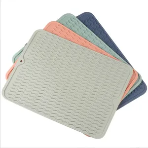 Tapis de séchage de vaisselle en silicone antidérapant résistant à la chaleur et compatible lave-vaisselle 30*40 pour comptoir de cuisine - Product Image 1