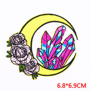 Parche de Tela con Diseño de Dibujos Animados de Luna, Sol y Flores, con Certificación ISO9001 y BSCI, Parche Bordado Termoadhesivo Personalizado con Tema de Libertad para Ropa - Product Image 2
