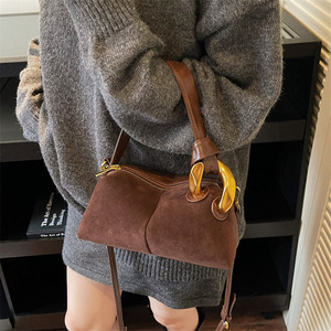 Sac Boston haut de gamme pliable avec fermeture éclair et deux poignées, en suède PU mat et peluche – Sac à main polyvalent et sac bandoulière décontracté - Product Image 4