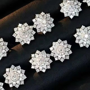 Orecchini a Perno Delicati a Forma di Fiore e Fiocco di Neve per Donne, Design Elegante e Dolce, Accessori per Orecchie da Indossare Quotidianamente - Product Image 5