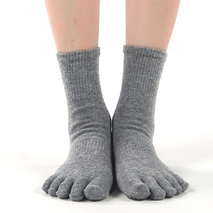 Ventas al por mayor <span class=keywords><strong>calcetines</strong></span> deportivos personalizados hombres <span class=keywords><strong>5</strong></span>-toe Full Toe Yoga Pilates <span class=keywords><strong>calcetines</strong></span> de alta calidad antideslizante Pilates interior suelo Fitness - Product Image 4