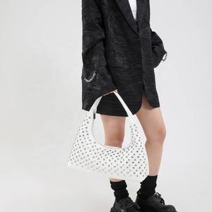 Sac à bandoulière pour femme en cuir PU, style hobo, tendance, décontracté, pour l'extérieur, avec rivets, pour jeunes femmes, très vendu - Product Image 3