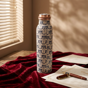 Bouteille en cuivre de designer, œuvre d'art Meena, bouteille ayurvédique en cuivre avec impression mandala, bouteille d'eau en cuivre pur 1L, design mandala - Product Image 1