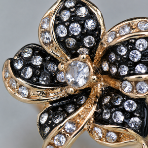 Anello a forma di fiore, design elegante, gioiello da donna per l'uso quotidiano - Product Image 3