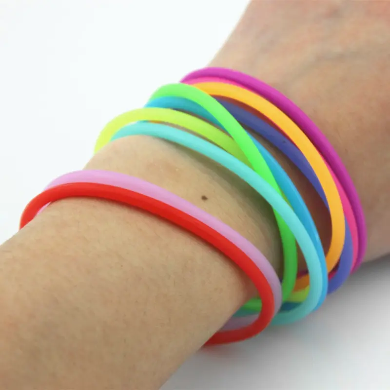 Nuovo braccialetto luminoso Glow In The Dark braccialetto In Silicone per ragazze braccialetto con ciondoli per donne o Unisex