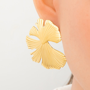 Pendientes con forma de hoja de Ginkgo, joyería de moda chapada en oro de 18 quilates para mujer, pendientes elegantes, accesorio de moda para otoño e invierno - Product Image 1
