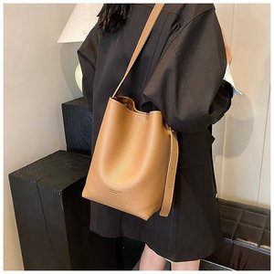 Sac seau en cuir grainé marron, style minimaliste, bandoulière réglable, sac bandoulière femme. - Product Image 2