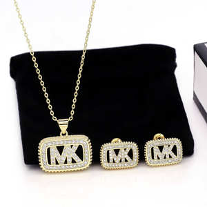 طقم مجوهرات نسائي جديد مطلي بالذهب عيار 18 قيراط من الفولاذ المقاوم للصدأ، يتميز بقلادة وأقراط بحرف <span class=keywords><strong>MK</strong></span> مرصعة بالزركونيا المكعبة الفاخرة - Product Image 1