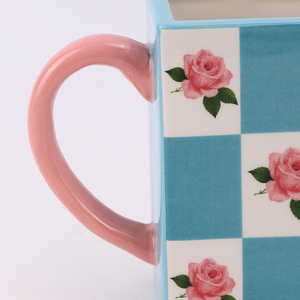 Tasse à café/thé en céramique Redeco motif damier carré, motif cartes à jouer et roses, cadeau, vente en gros, logo personnalisé - Product Image 6