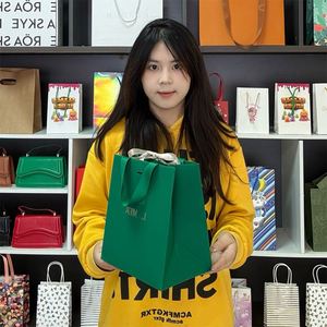 Sacs cadeaux réutilisables biodégradables de qualité supérieure pour petites entreprises, sacs d'emballage en papier pour bijoux avec poignée en ruban - Product Image 5