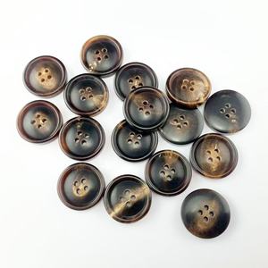 विको H-140034 4-छेद ब्राउन भैंस असली सींग का बटन गोल पैटर्न फ्लैबैक सूखे सफाई सजावट - Product Image 3