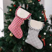 Chaussette de Noël en toile à carreaux vichy rouge et blanc avec bordure à volants crème et revers rabattable pour la décoration de maison de campagne ou de maison de vacances