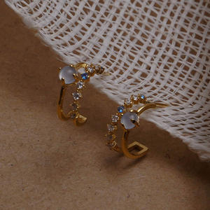 Boucles d'oreilles en or plaqué 18 carats avec opales brillantes en strass, style vintage français, bijoux élégants - Product Image 3