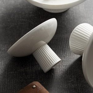 Plato de Cerámica Japonés con Base Alta |   Elegante Plato Pequeño para Frutas, Bocadillos, Servir Té, Uso Doméstico y en Restaurantes - Product Image 1