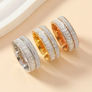 Anillo de Acero Inoxidable Chapado en Oro PVD al por Mayor |   Zirconia Rectangular de Lujo con Corte Rectangular, Completamente Pavimentada, Resistente al Agua e Hipoalergénica - Product Image 5