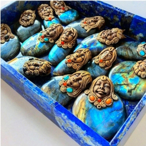 Pendentif en argile polymère de labradorite naturelle, pendentif déesse en pierre précieuse, fournisseur en gros de bijoux en céramique pour la fabrication de bijoux, article cadeau - Product Image 6