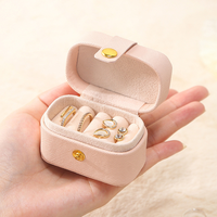 Mini boîte de rangement en cuir PU personnalisée de luxe étui de voyage portable pour anneau et boucles d'oreilles petit organisateur de bijoux en forme de rectangle