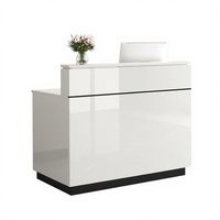 Comptoir de réception d'entreprise, magasin de vêtements, salon de beauté, centre de bien-être, comptoir de caisse, petite table de bar, style luxe léger