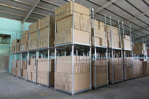 Cris Banco de madera para exteriores con respaldo cruzado Diseño moderno Precio competitivo Fabricado en Vietnam para uso en patio - Product Image 3