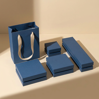 Ensemble d'emballages de bijoux bleu marine : Boîtes et sacs à poignée en ruban, doublés de velours, pour boutiques de cadeaux, usine OEM ODM sur mesure