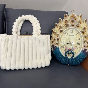 NUEVO Invierno Última Moda Logotipo personalizado Suave Gran capacidad Ligero Piel Esponjosa Felpa Bolsa de mano - Product Image 4