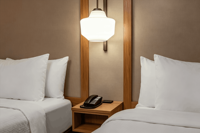 Meubles de hôtel Fairfield by Marriott : canapé, table, chaise